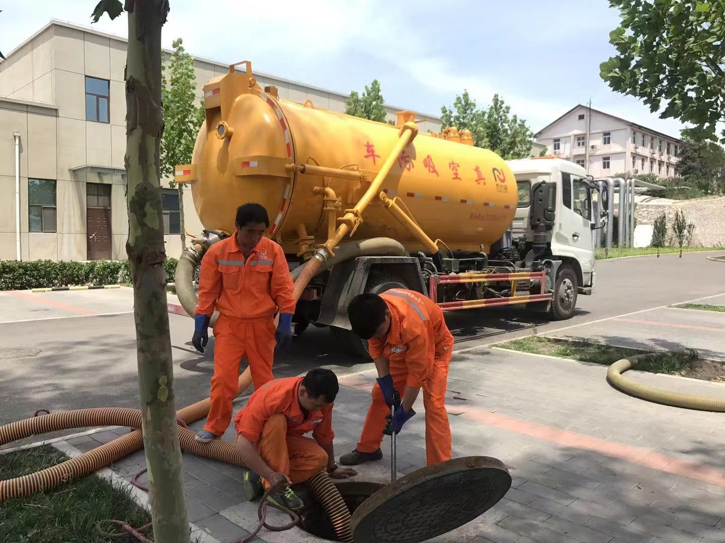 弥渡管道疏通车停在窨井附近