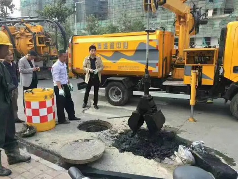 弥渡街道：网格员化身“清道夫”，为民解忧疏通“堵心”化粪池