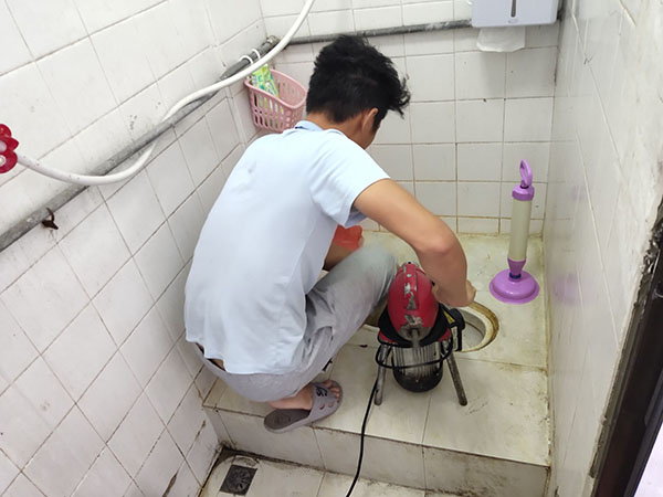 弥渡肥皂掉到马桶里把马桶堵住了怎么办？马桶堵住了怎么办